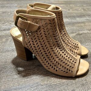 White Mountain leather sandals 6.5 but fit up to 7